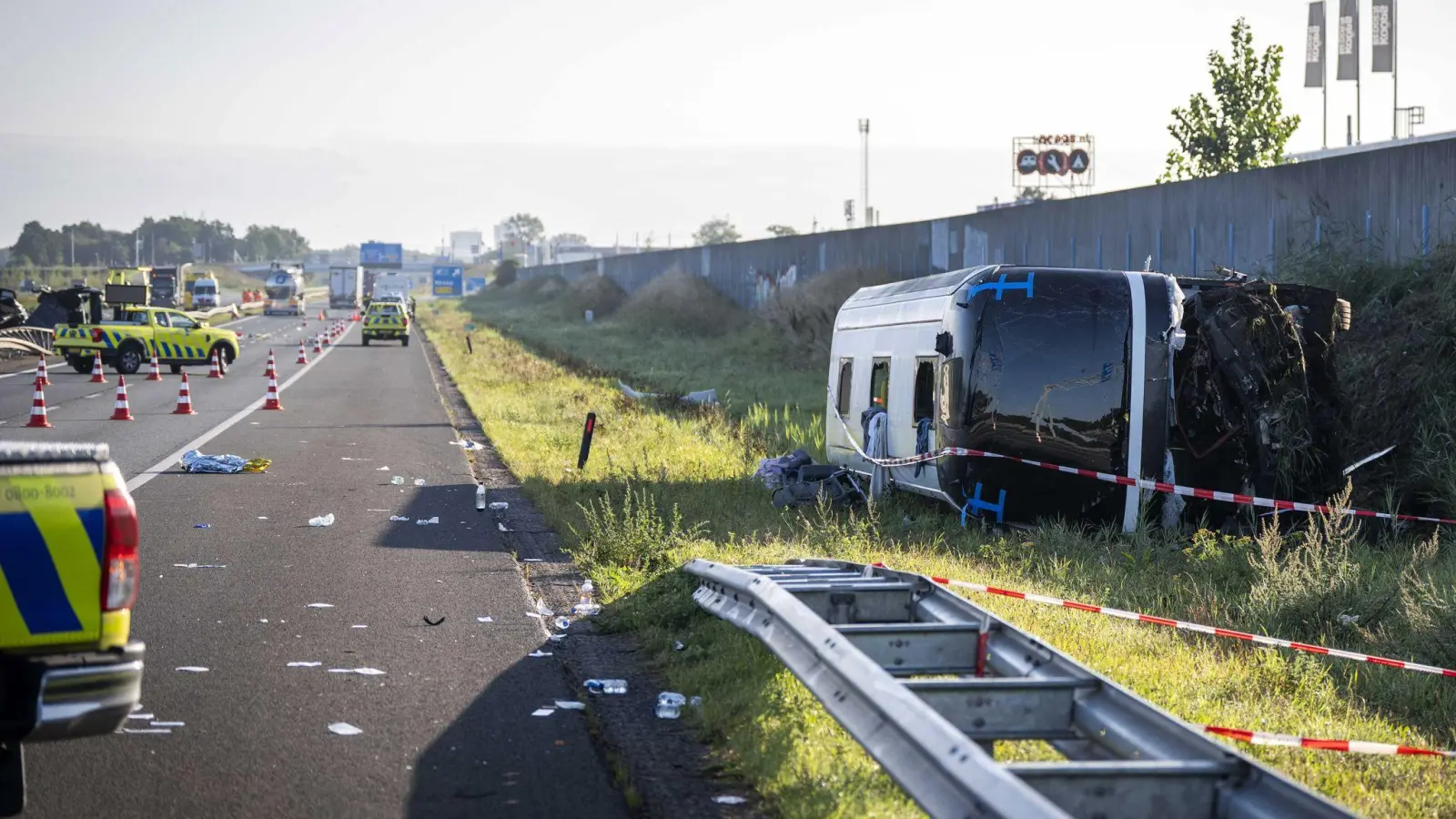 Zwei Schulklassen aus Schleswig-Holstein waren auf dem Weg nach Paris, als ihr Reisebus nahe Wezep verunglückte. (Foto: Jeroen Jumelet/ANP/dpa)