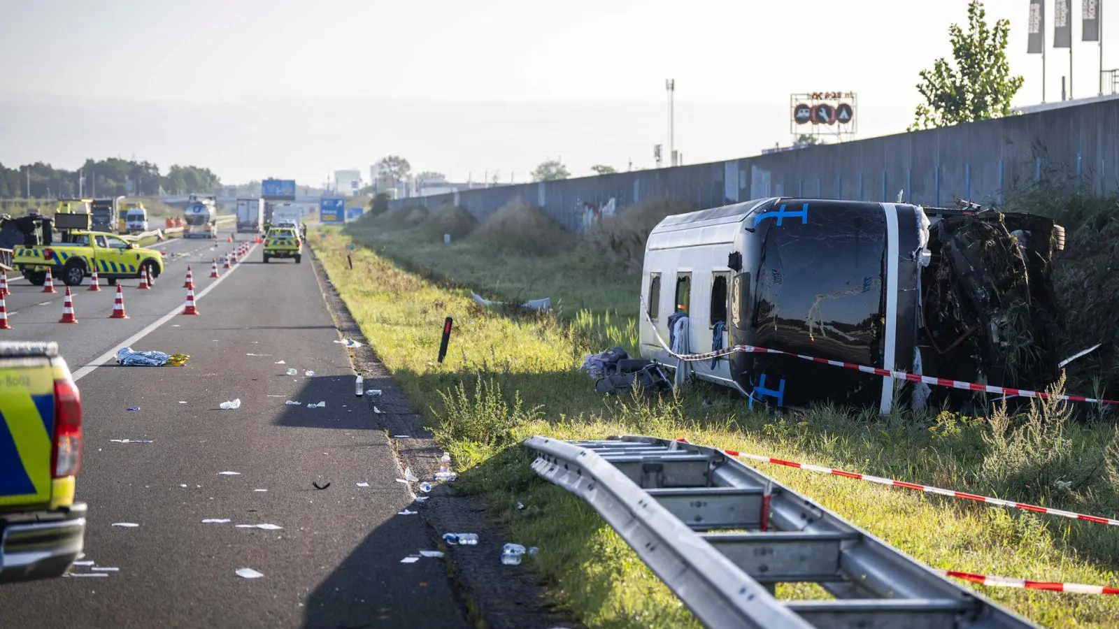 Zwei Schulklassen aus Schleswig-Holstein waren auf dem Weg nach Paris, als ihr Reisebus nahe Wezep verunglückte. (Foto: Jeroen Jumelet/ANP/dpa)