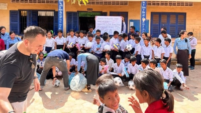 Harald Gräbner wurde in der Schule, die er mit seinem Verein „arunreah” unterstützt, sehr herzlich empfangen. (Foto: privat)