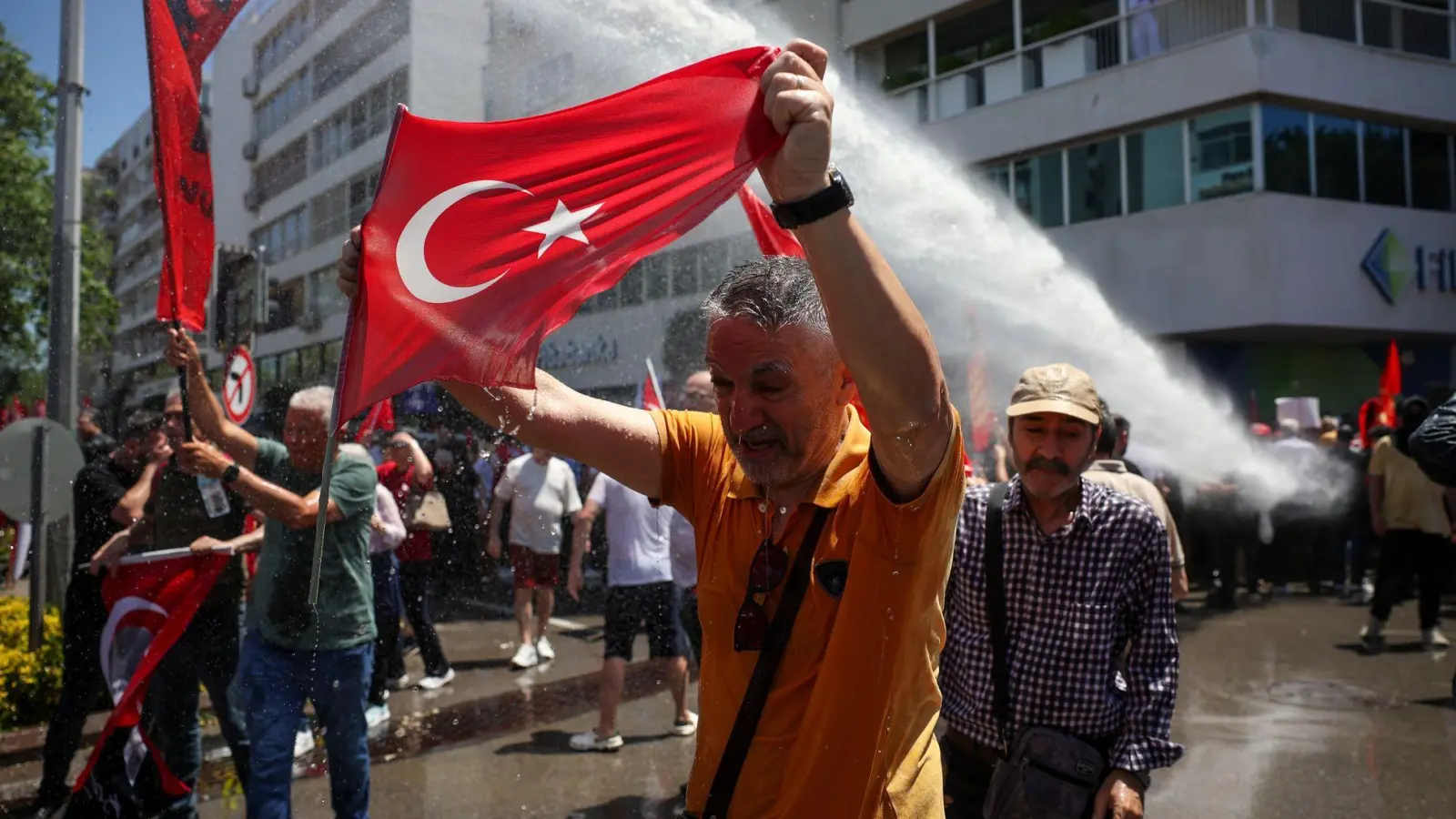 Die Polizei versucht, die Demonstranten zurückzudrängen. (Foto: Erdem Sahin/AP/dpa)