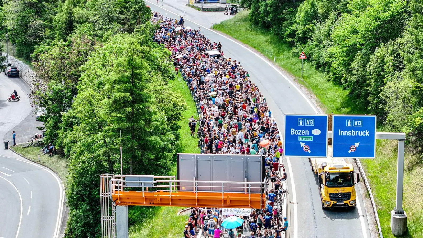 Tausende Menschen demonstrierten gegen die Umweltbelastungen durch den Transitverkehr. (Foto: Jason Tschepljakow/dpa)