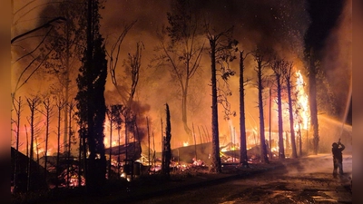 Meterhoch schlugen die Flammen am Campingplatz „Bella Italia“.  (Foto: Florian Blaes/dpa)
