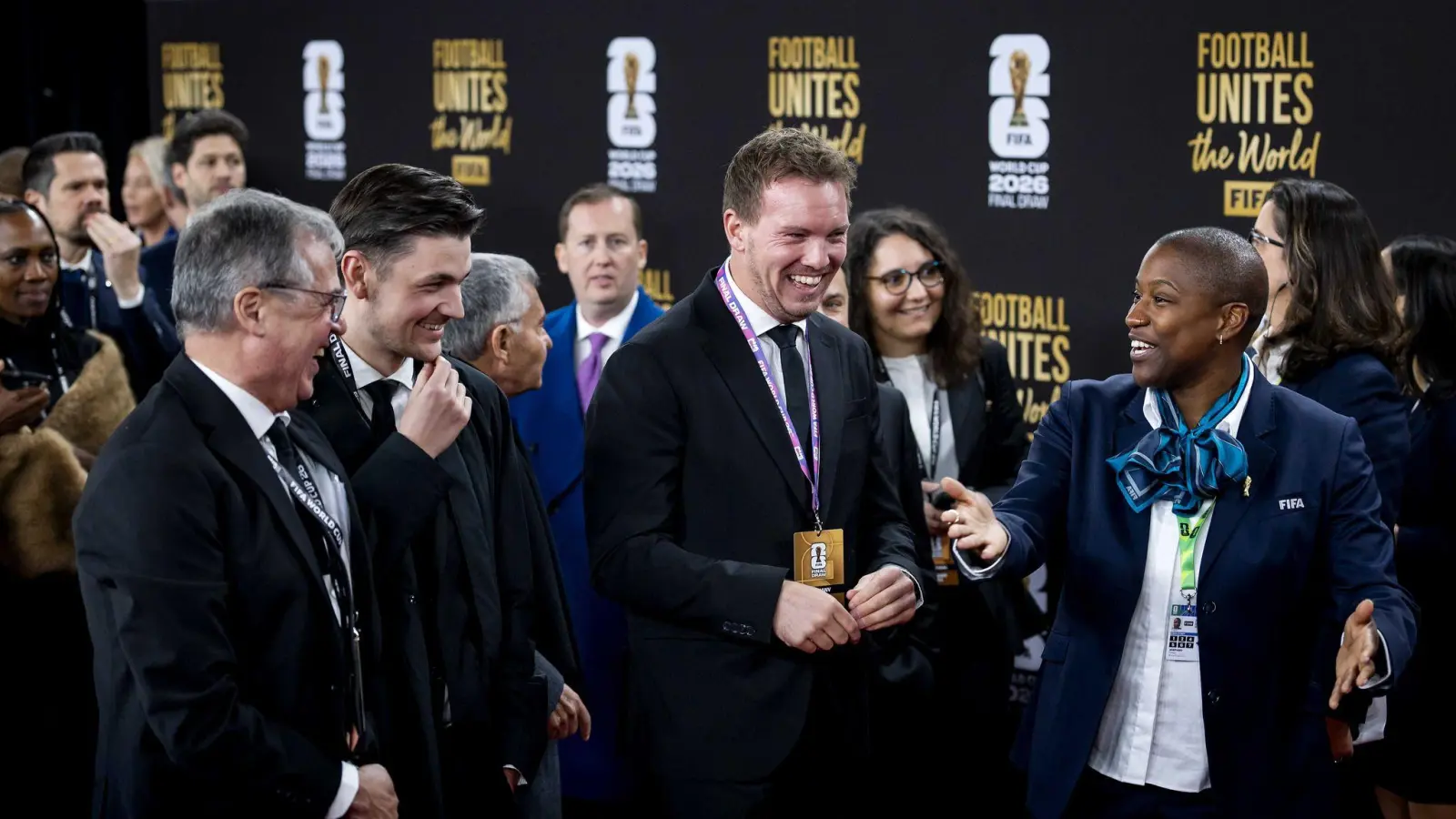 Julian Nagelsmann läuft über den Roten Teppich bei der WM-Auslosung.  (Foto: Koen Van Weel/ANP/dpa)