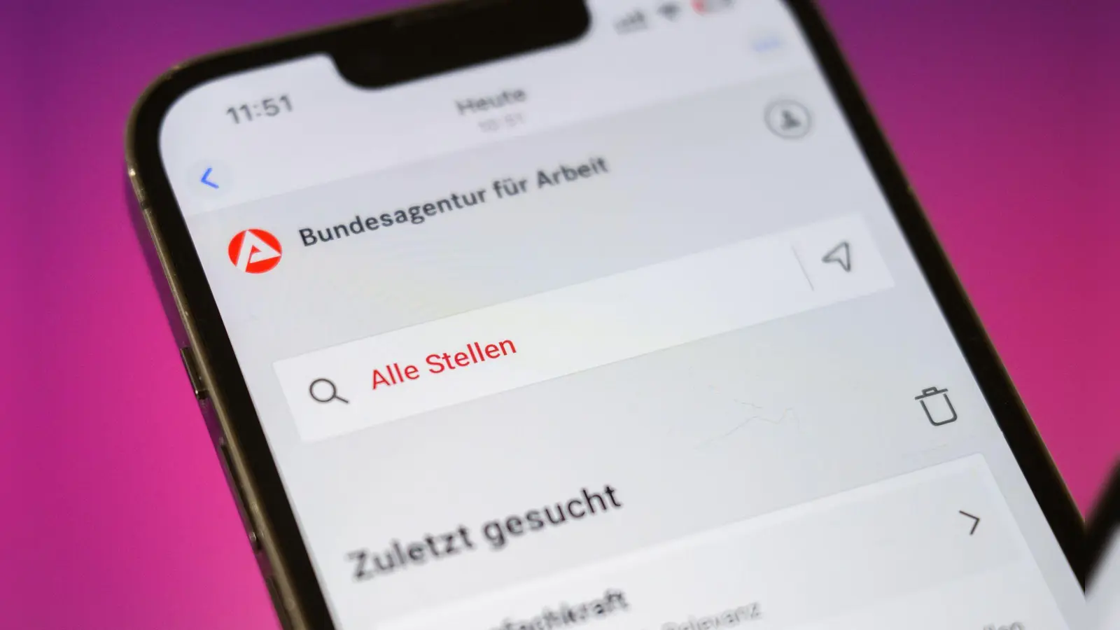 Die Arbeitslosigkeit in Deutschland ist im Februar leicht gesunken, die Zahl der Arbeitslosen bleibt aber oberhalb der Grenze von drei Millionen.  (Foto: Julian Stratenschulte/dpa)