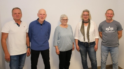 Abschied aus dem Gemeinderat Flachslanden (von links): Helmut Hofmann, Dr. Zeno Lamers, Edeltraud Imschloß, Nicole Guggenberger und Wolfgang Schöner. (Foto: Alexander Biernoth)