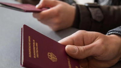 Die Passkontrolle am Flughafen kann dauern - ärgerlich, wenn die Zeit drängt. (Foto: Christin Klose/dpa-tmn/dpa)