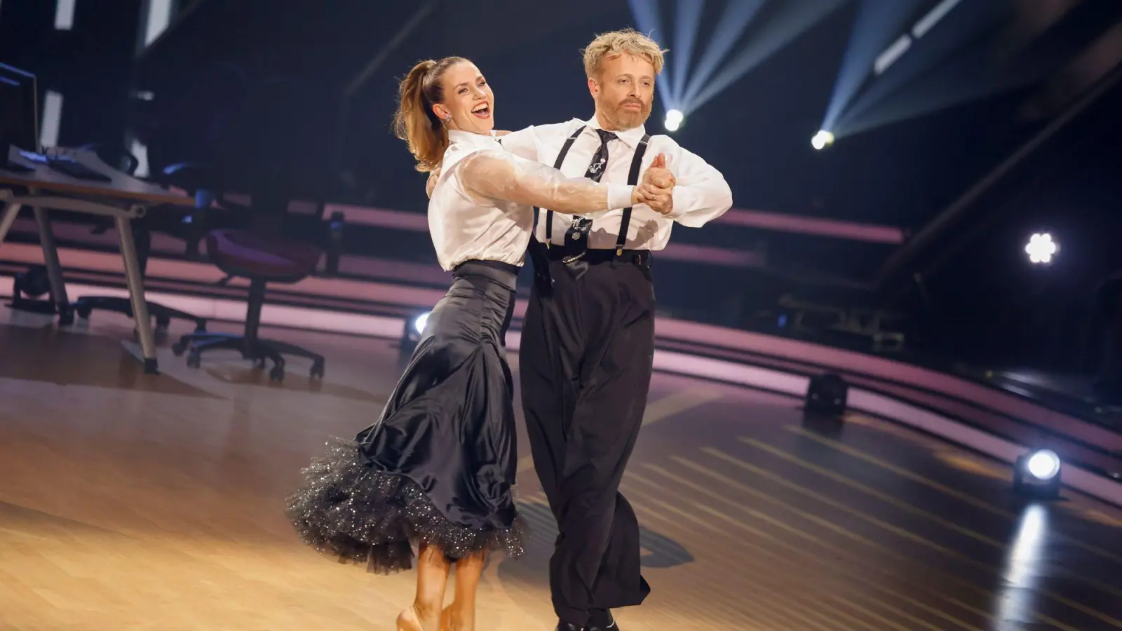 Sie sind rausgeflogen: Für Musiker Ross Antony und Profitänzerin Mariia Maksina geht es nicht ins Finale.  (Foto: Thomas Banneyer/dpa)