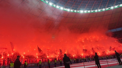 Das Verhalten ihrer Fans kommt dem FC Bayern und VfB Stuttgart teuer zu stehen. (Archivbild) (Foto: Michael Kappeler/dpa)
