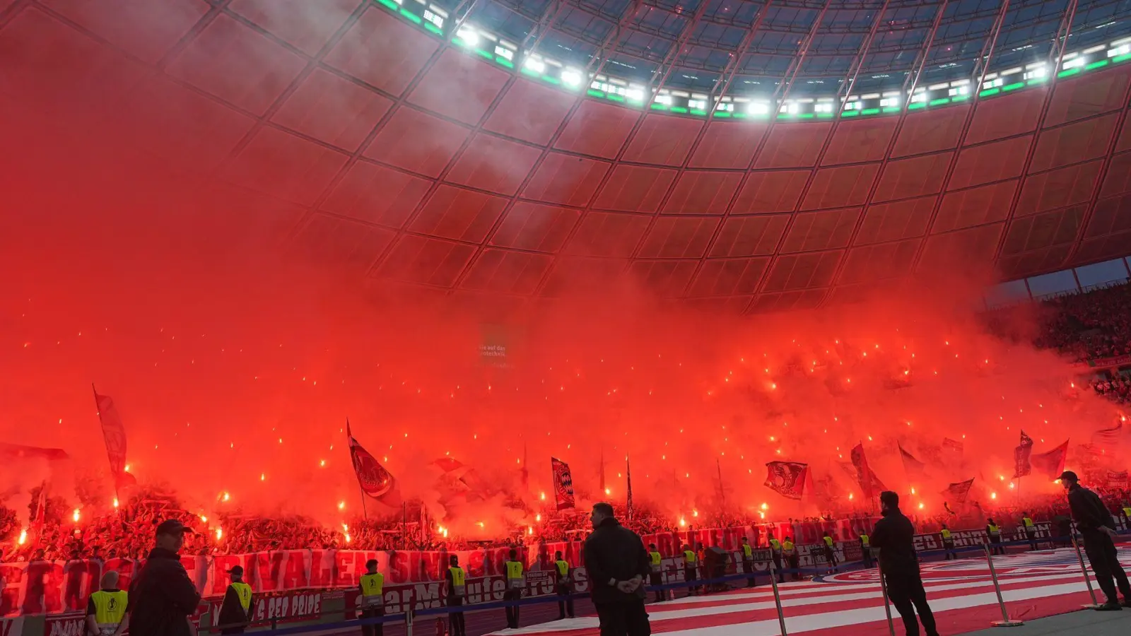 Das Verhalten ihrer Fans kommt dem FC Bayern und VfB Stuttgart teuer zu stehen. (Archivbild) (Foto: Michael Kappeler/dpa)
