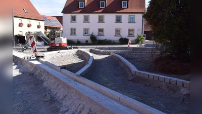 Momentan sieht es noch etwas wüst aus. Doch die baldige Asphaltierung der Bundesstraße und die Pflasterung der Gehwege finden bald statt. Dann folgt die Begrünung. (Foto: Gerhard Krämer)