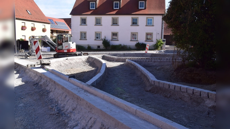 Momentan sieht es noch etwas wüst aus. Doch die baldige Asphaltierung der Bundesstraße und die Pflasterung der Gehwege finden bald statt. Dann folgt die Begrünung. (Foto: Gerhard Krämer)