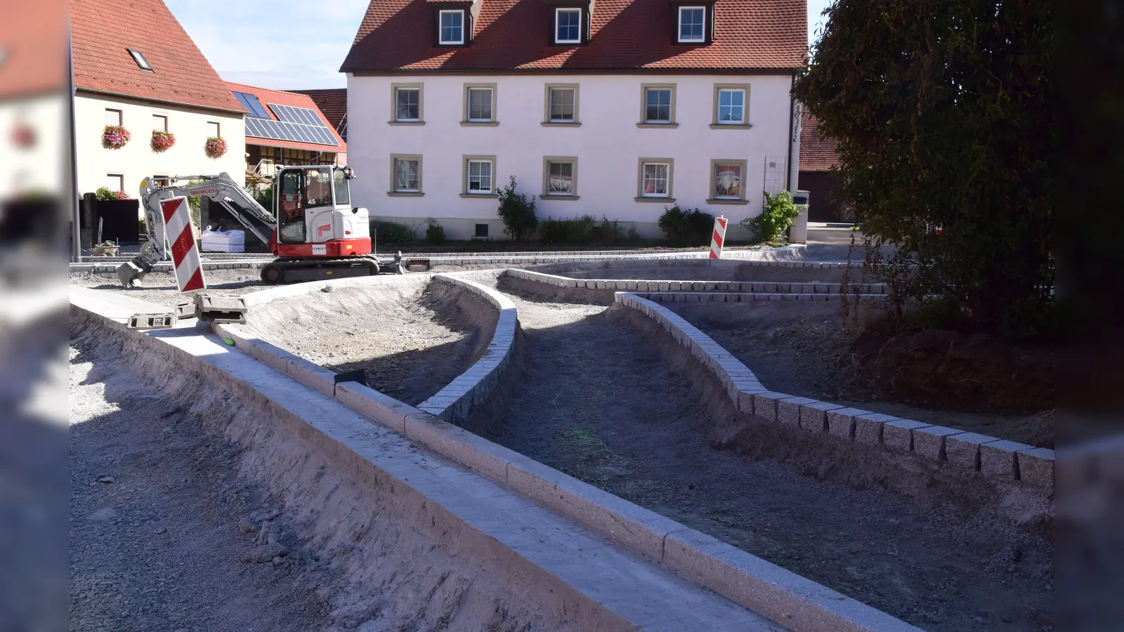Momentan sieht es noch etwas wüst aus. Doch die baldige Asphaltierung der Bundesstraße und die Pflasterung der Gehwege finden bald statt. Dann folgt die Begrünung. (Foto: Gerhard Krämer)