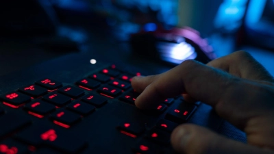 Ein Mann sitzt am Rechner und tippt auf einer Tastatur. (zu dpa: «Schutz vor Cybercrime: Verbraucher werden nachlässiger») (Foto: Nicolas Armer)