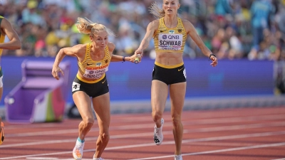 Die deutsche 4x400-Meter-Staffel um Corinna Schwab (r) und Elisa Lechleitner schied im Vorlauf aus. (Foto: Michael Kappeler/dpa)