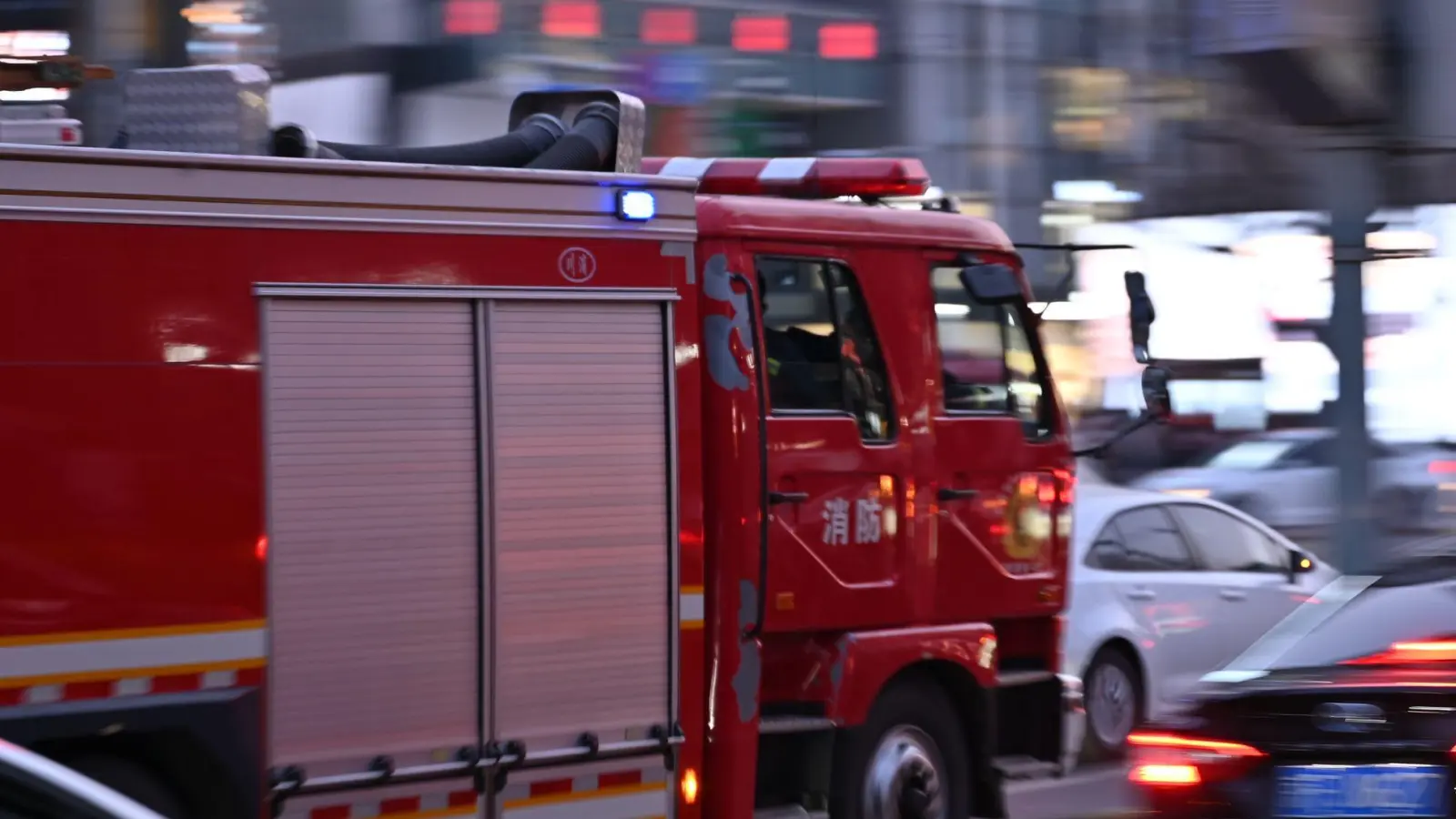 In der chinesischen Hafenstadt Qingdao ist auf einem Frachter ein Brand ausgebrochen. (Symbolbild)   (Foto: Johannes Neudecker/dpa)