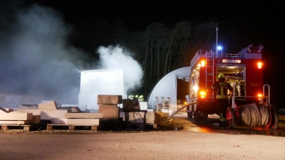Zu einem simulierten Brandgeschehen mussten die Merkendorfer Feuerwehren an den Bahnhof Triesdorf ausrücken.<br> (Foto: Daniel Ammon)