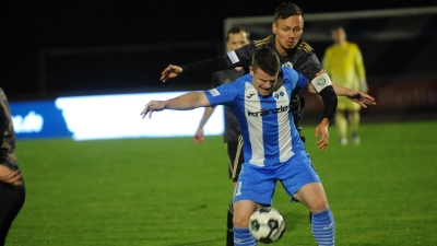 Der Ansbacher Kapitän Tobias Dietrich bedrängt den FVI-Torschützen Tobias Rühle. (Foto: Roland Furthmair)