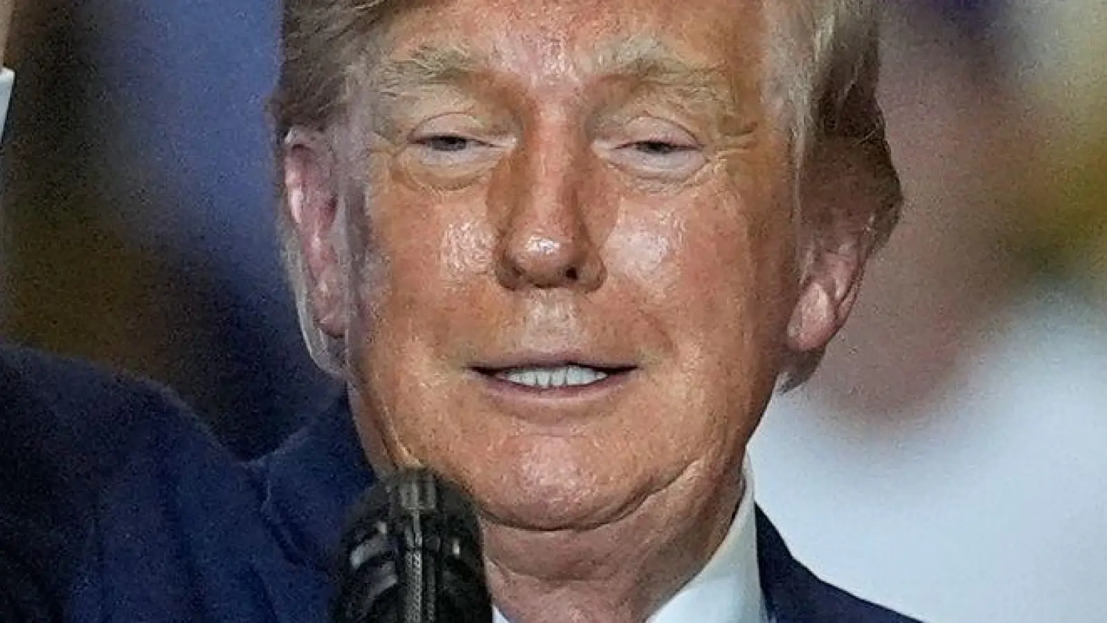 Trump feierte die Gewalt gegen Störer seiner Rede. (Foto: Mike Stewart/AP/dpa)