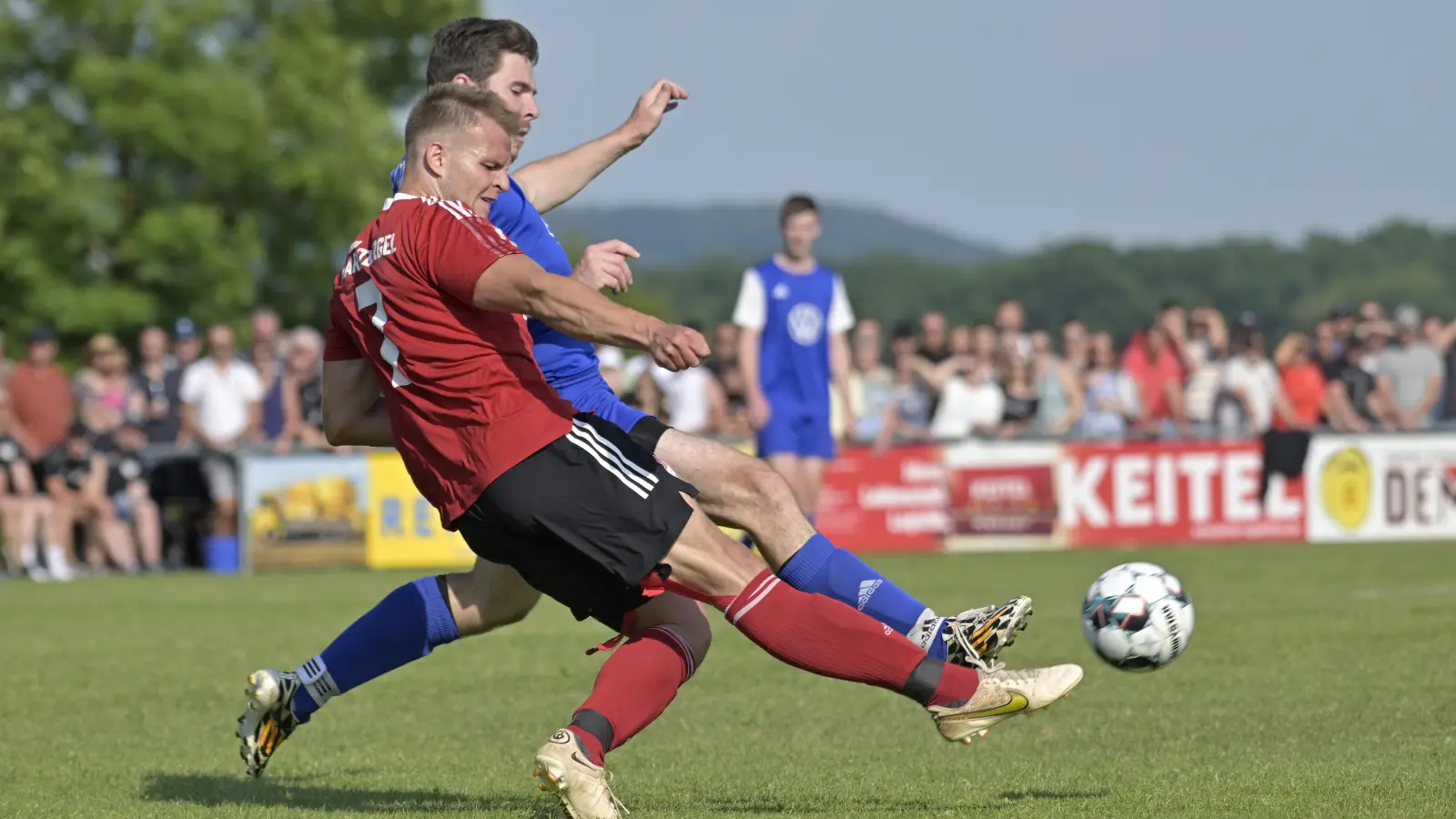 Es wird oft eng hinter der Bande, wenn ein Relegationsspiel ansteht, hier eines aus der Vorsaison zwischen dem TSV Marktbergel (vorne Sven Thürauf im Zweikampf mit Sebastian Strauß von der SG Wind). (Foto: Martin Rügner)