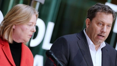 Die SPD-Bundeschefs Bärbel Bas und Lars Klingbeil sind auch Teil der Bundesregierung – das schade der Partei, sagt ein Juso-Landeschef. (Foto: Kay Nietfeld/dpa)