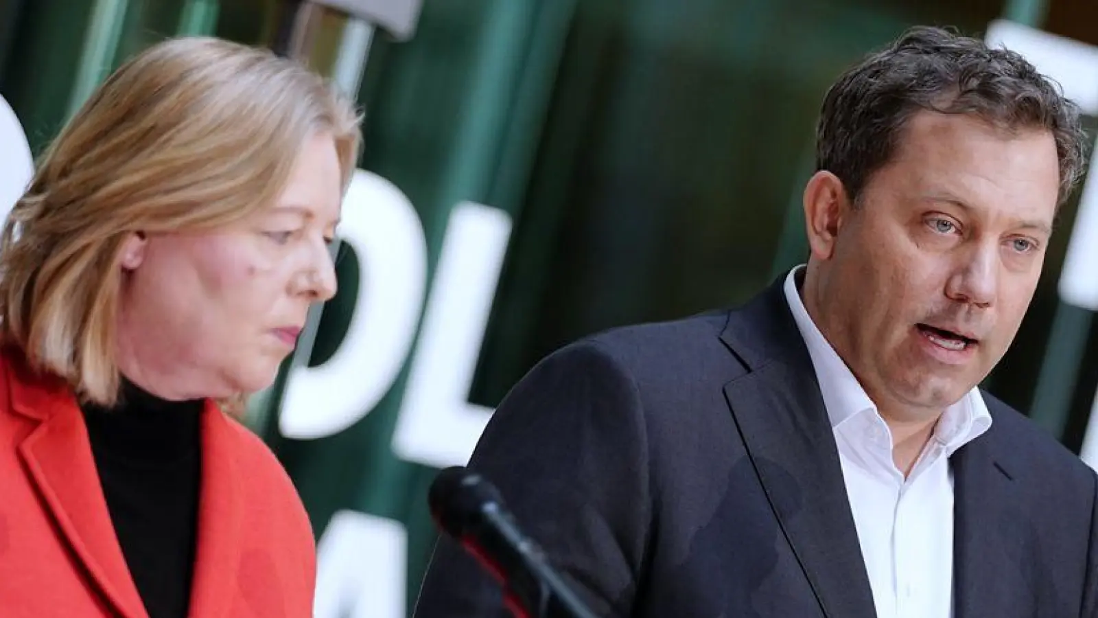 Die SPD-Bundeschefs Bärbel Bas und Lars Klingbeil sind auch Teil der Bundesregierung – das schade der Partei, sagt ein Juso-Landeschef. (Foto: Kay Nietfeld/dpa)