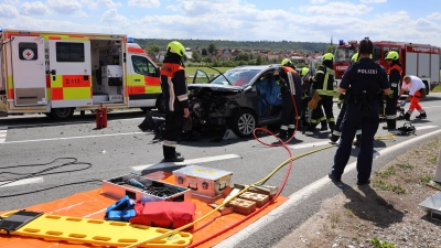 An der Einmündung der Staatsstraße von Scheinfeld auf die Markt Bibarter B8-Umfahrung hat es erneut einen schweren Unfall gegeben. Die Verursacherin musste von der Freiwilligen Feuerwehr Markt Bibart aus ihrem Auto befreit werden. (Symbolbild: Andreas Reum)