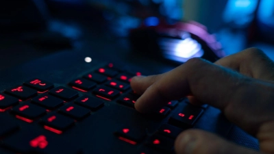 In Frankreich müssen wegen eines Cyberangriffs viele gekühlte Produkte in Supermärkten weggeworfen werden. (Symbolbild) (Foto: Nicolas Armer/dpa)