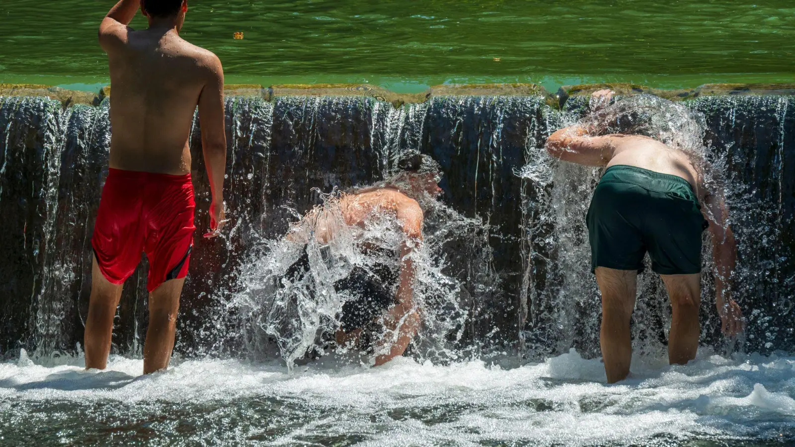 Bei hohen Temperaturen laden Stadtbäche zur Abkühlung ein - in Ismaning gibt es nun eine Warnung. (Symbolbild) (Foto: Peter Kneffel/dpa)