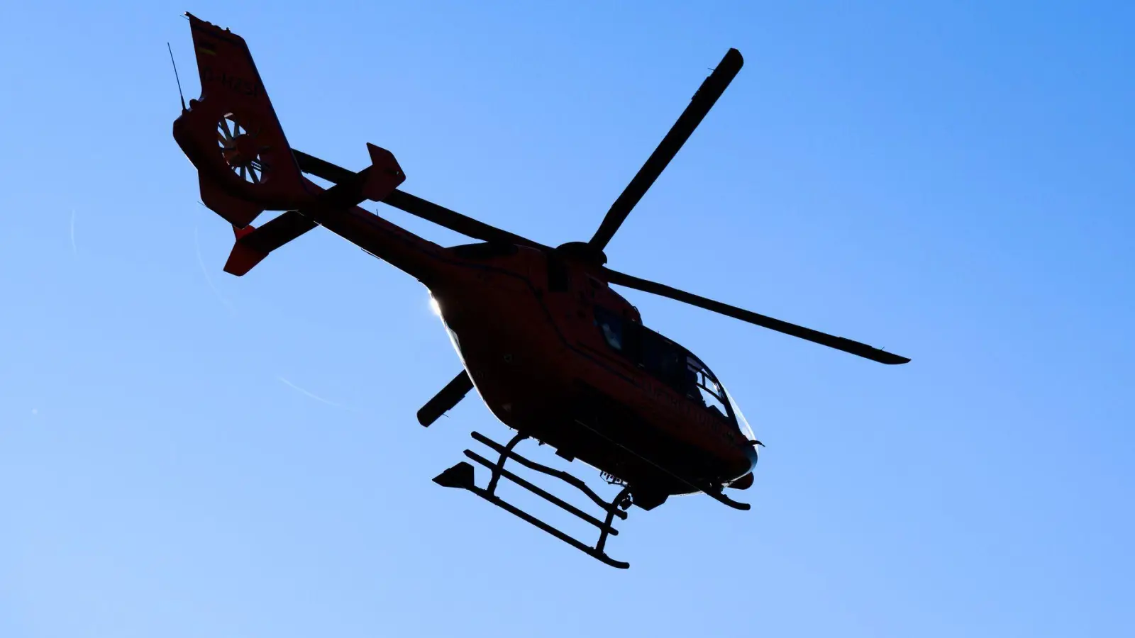 Der Zimmerermeister wurde nach dem Sechs-Meter-Sturz mit dem Rettungshubschrauber in die Klinik gebracht. (Symbolbild)  (Foto: Julian Stratenschulte/dpa)