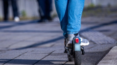 Die Zahl der E-Scooter-Unfälle ist deutlich angestiegen. (Symbolbild) (Foto: Jens Büttner/dpa)