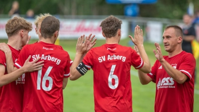 Die Arberger Niklas Liebgott, Leon Glaser, Florian Rettenberger, Max Daschner und Marco Rieger (von links) feierten zum Saisonauftakt einen 3:0-Sieg beim ESV Ansbach-Eyb. (Foto: Markus Zahn)