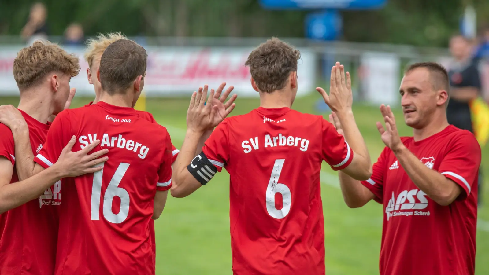 Die Arberger Niklas Liebgott, Leon Glaser, Florian Rettenberger, Max Daschner und Marco Rieger (von links) feierten zum Saisonauftakt einen 3:0-Sieg beim ESV Ansbach-Eyb. (Foto: Markus Zahn)
