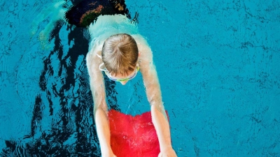 Ein Junge nimmt an einem Schwimmkurs für Kinder teil. (Foto: Rolf Vennenbernd/dpa/Archivbild)