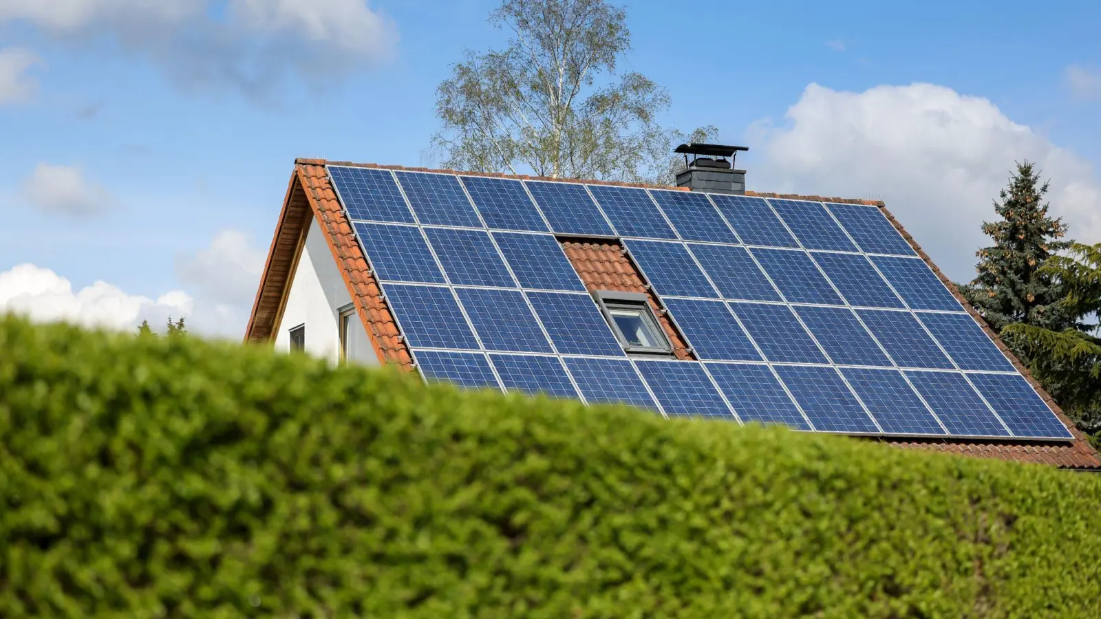 Solarpaneelen sind auf dem Dach eines Einfamilienhauses angebracht. (Foto: Jan Woitas/dpa-Zentralbild/dpa/Symbolbild)