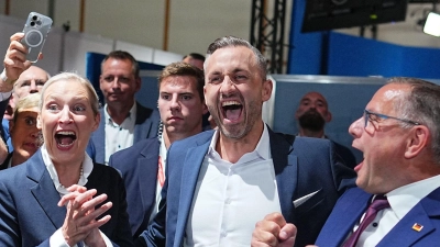 Die AfD-Chefs Alice Weidel (l) und Tino Chrupalla (r) feiern mit Spitzenkandidat Ulrich Siegmund den Erdrutschsieg der AfD in Sachsen-Anhalt.  (Foto: Michael Kappeler/dpa)