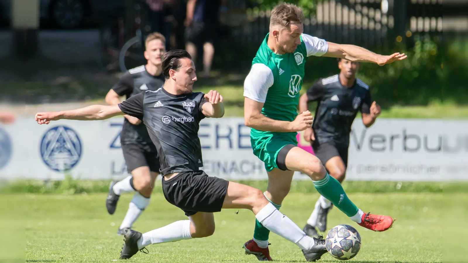 Tobias Kreischer (rechts) erzielte spät das Siegtor für den FV Uffenheim gegen den TSV Greding (links Alperen Güclüer). (Foto: Markus Zahn)