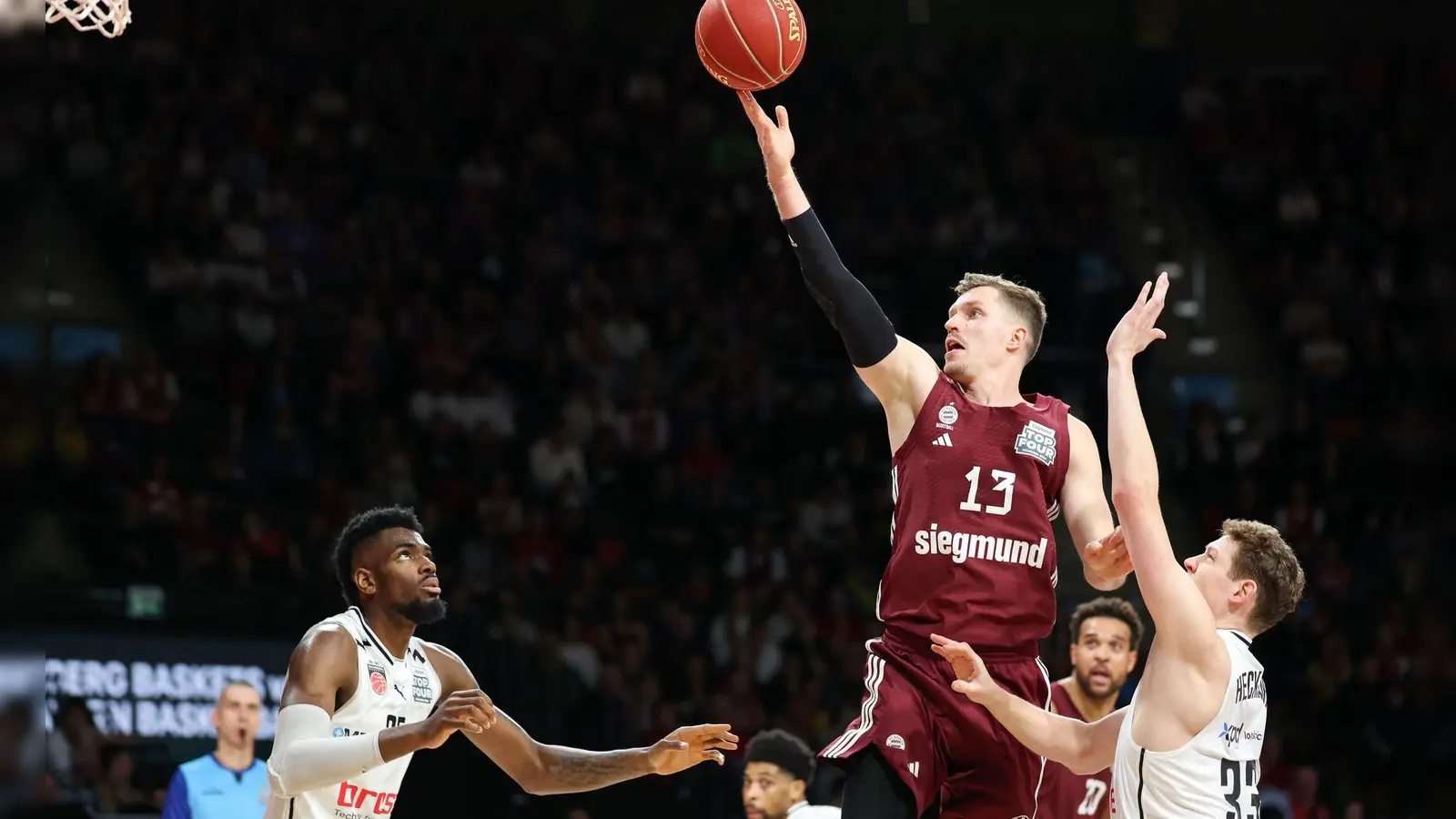  Ejiofor Onu (l) spielte schon mal für die Bamberger. (Foto: Daniel Löb/dpa)