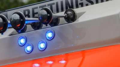Mit Blaulicht und Martinshorn war ein Rettungswagen in Uffenheim zu einem Einsatz unterwegs, als er einen Pkw streifte.  (Symbolbild: Oliver Berg/dpa)