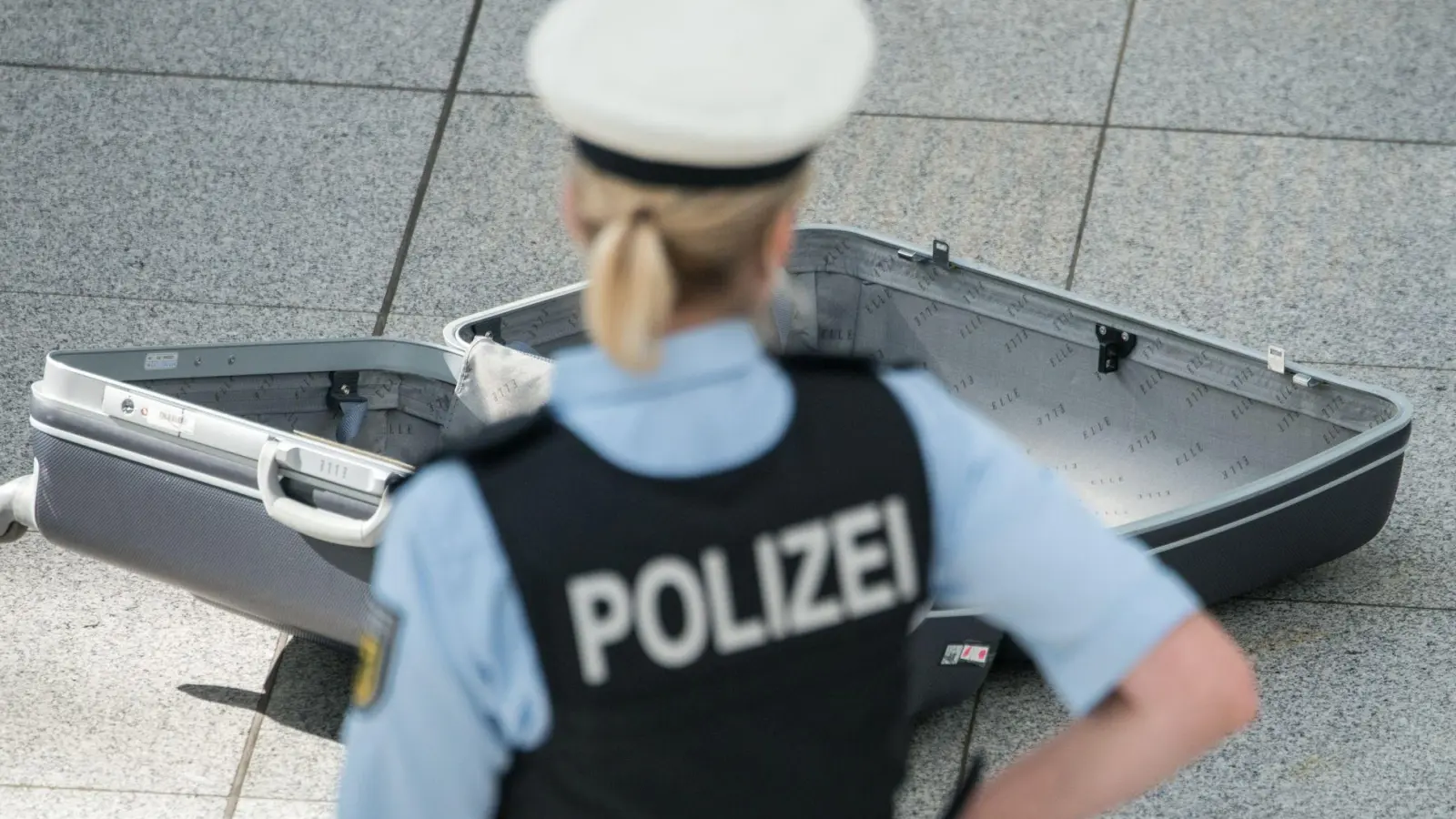 Die Bundespolizei fand in dem Koffer lediglich Kleidung und Hygieneartikel. (Symbolbild) (Foto: Armin Weigel/dpa)