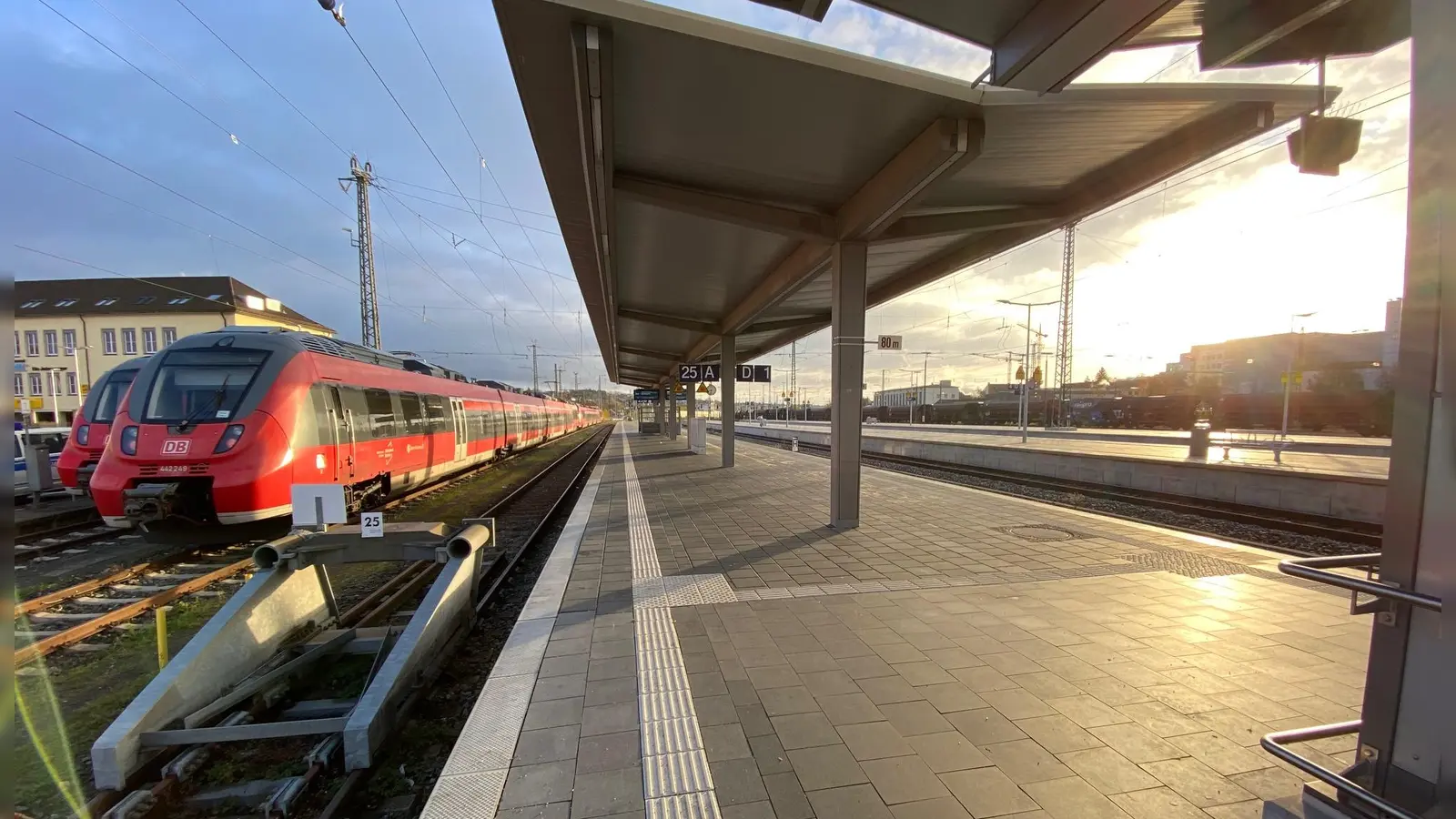 Ein Notarzteinsatz im Bahnhof Ansbach sorgte für eine Streckensperrung. Eine Person wurde im Gleisbereich verletzt (Symbolbild: Manfred Blendinger)