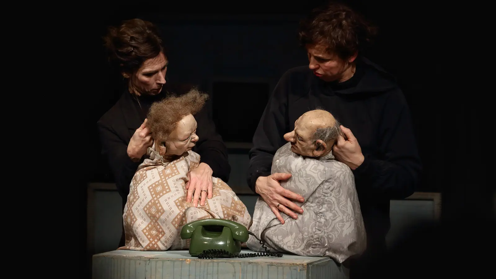 Spielen offen mit den Figuren: Rike Schuberty (links) und Susi Claus. (Foto: Thomas Wirth)