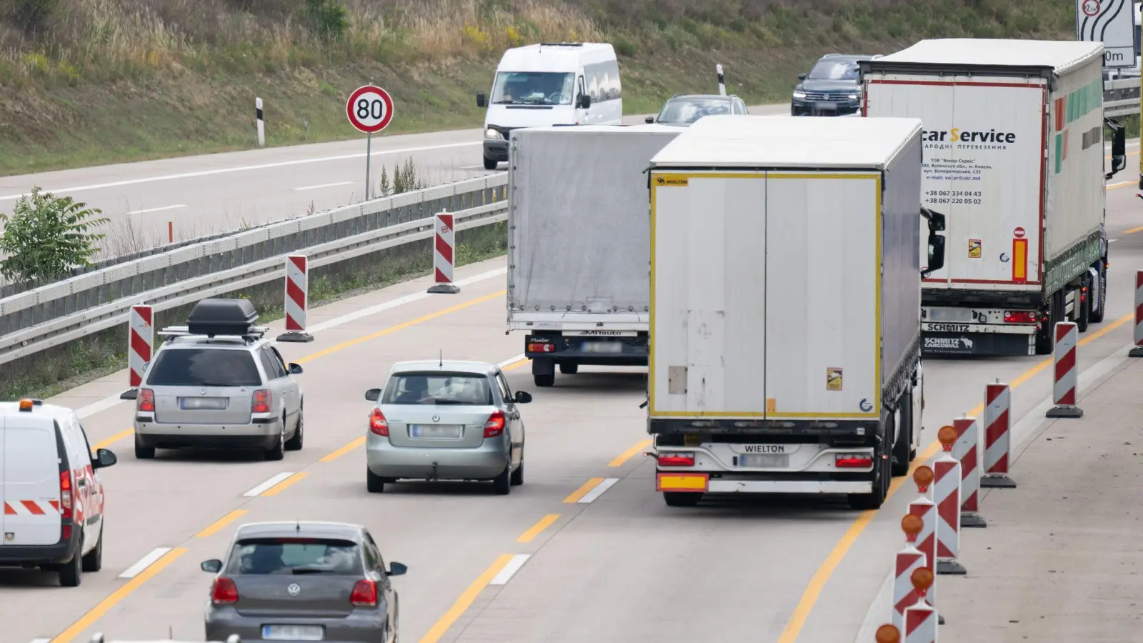 Baustelle auf der Autobahn? Dann heißt es: Tempo runter und noch mehr Abstand halten. (Foto: Sebastian Kahnert/dpa/dpa-tmn)
