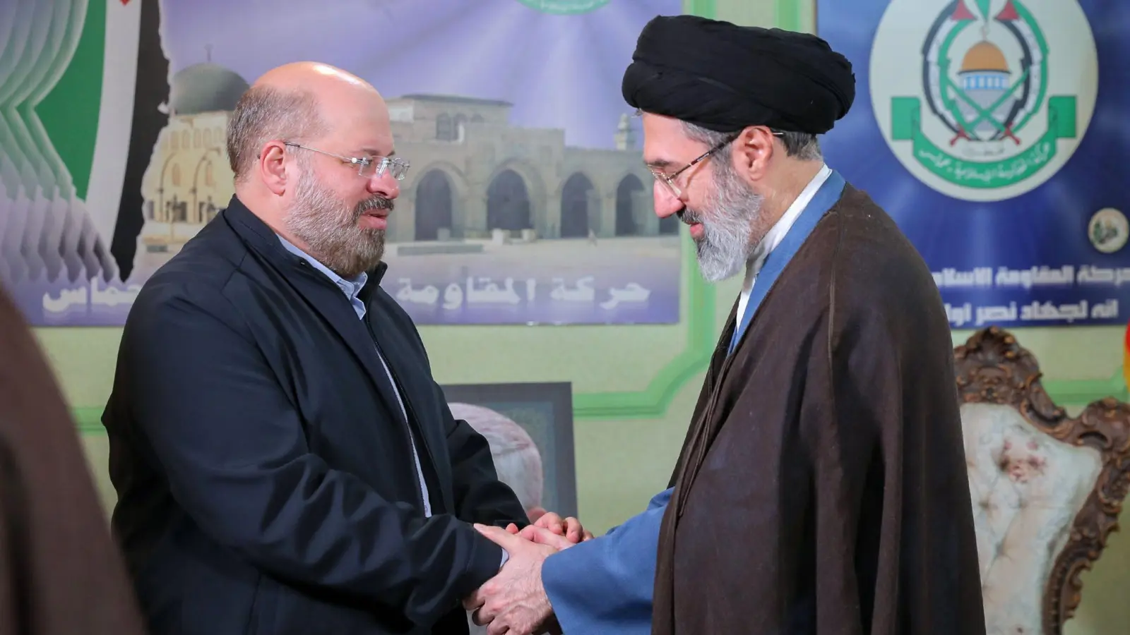 Ali Chameneis Sohn Modschtaba (r.) ist zum neuem Religionsführer gewählt worden. (Archivbild) (Foto: Iranian Supreme Leader's Office/ZUMA Press Wire/dpa)