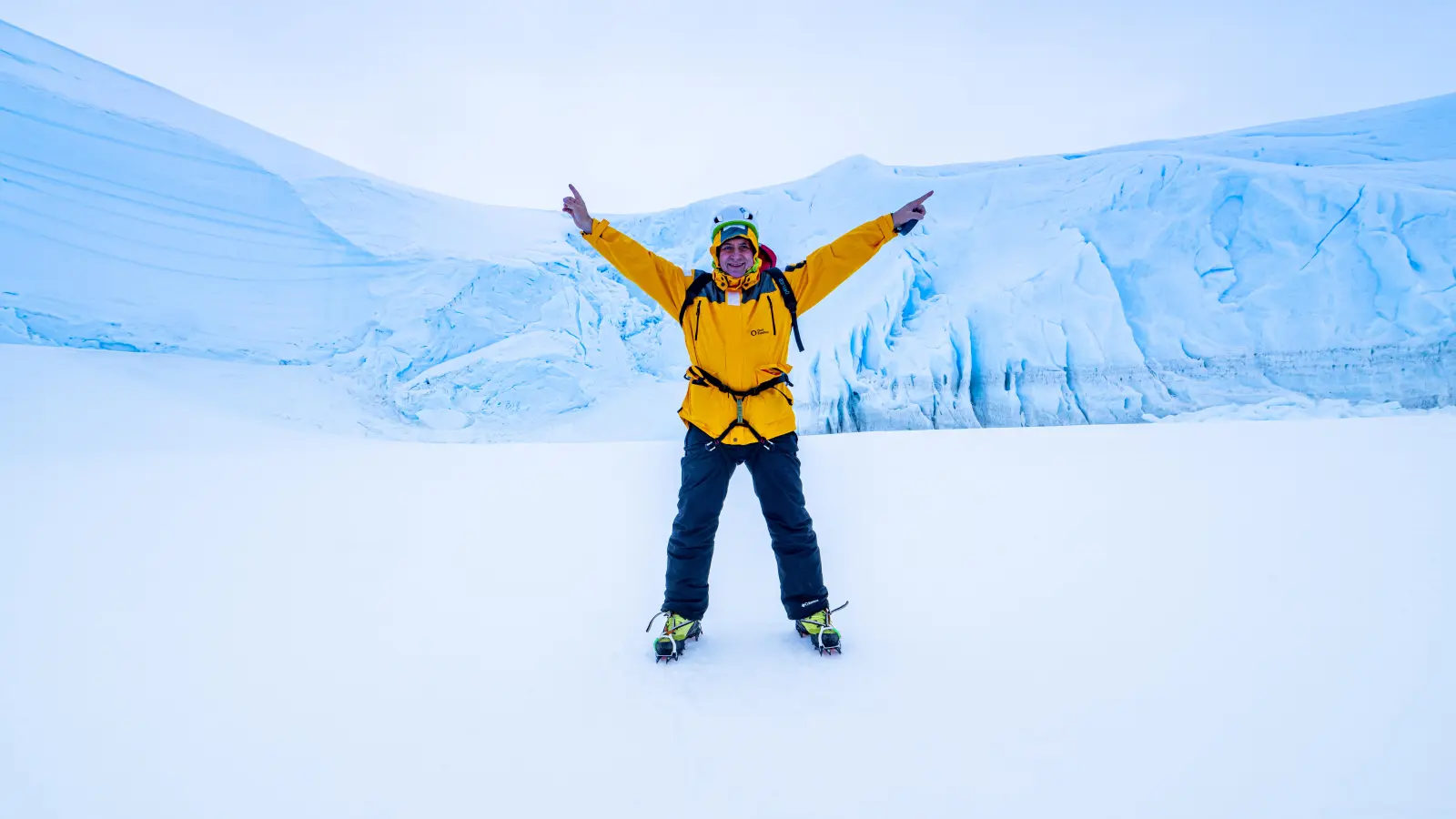 Michael Runkel war im ewigen Eis unterwegs. Seine beeindruckenden Bilder präsentiert er in Neustadt. In 35 Jahren hatte er alle 193 Staaten der Vereinten Nationen bereist und fotografiert. (Selbstporträt: Michael Runkel)