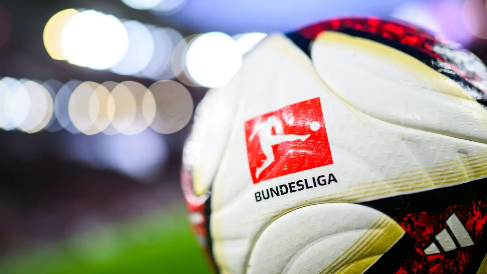 Die Bundesliga hat die Spieltage bis Ende November angesetzt. (Archivbild)  (Foto: Tom Weller/dpa)