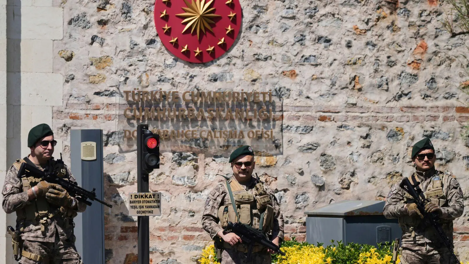 Türkische Sicherheitskräfte stehen vor dem Dolmabahce-Palast, wo Gespräche zwischen russischen und ukrainischen Delegationen stattfinden sollen. (Foto: Dilara Acikgoz/AP/dpa)
