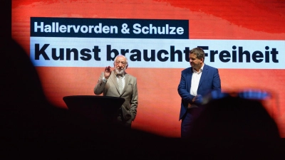 An vier Abenden laden Schauspieler Dieter Hallervorden und Ministerpräsident Sven Schulze vor der Landtagswahl zum Gespräch.  (Foto: Hendrik Schmidt/dpa)