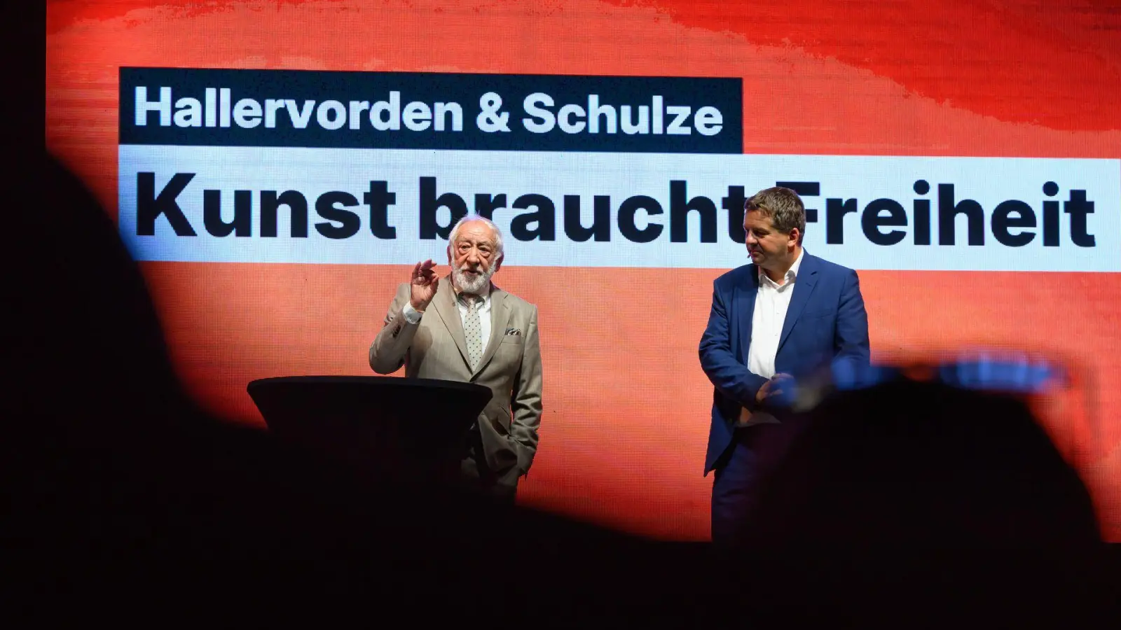 An vier Abenden laden Schauspieler Dieter Hallervorden und Ministerpräsident Sven Schulze vor der Landtagswahl zum Gespräch.  (Foto: Hendrik Schmidt/dpa)