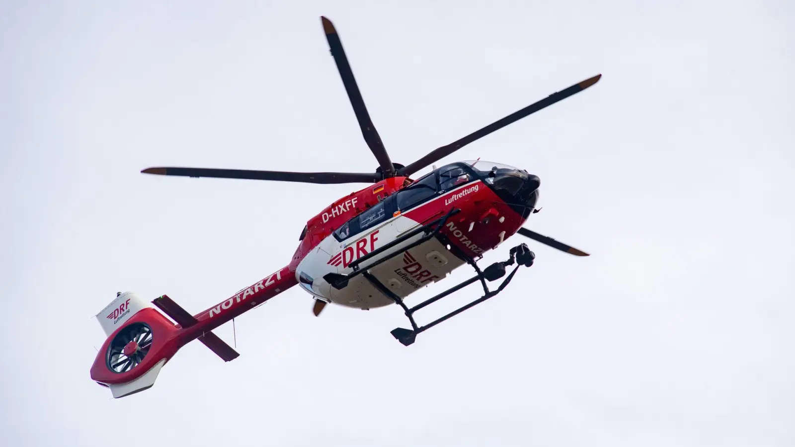 Nach einem schweren Verkehrsunfall auf der A6 wurde ein Mann mit einem Rettungshubschrauber in ein Krankenhaus gebracht. (Symbolbild) (Foto: Stefan Sauer/dpa)