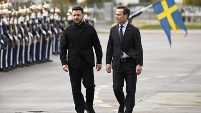 Der ukrainische Präsident Wolodymyr Selenskyj (links) wurde am Mittwoch von Regierungschef Ulf Kristersson (rechts) in Linköping begrüßt. (Foto: Fredrik Sandberg/TT News Agency via AP/dpa)